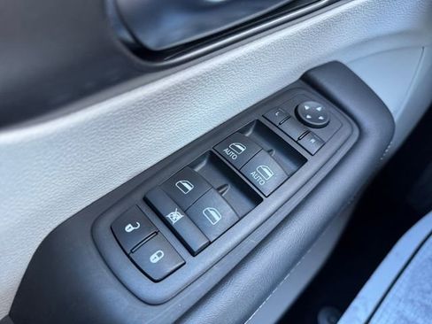 Used 2024 Chrysler Pacifica Touring-L image 5