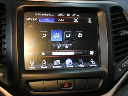 Used 2015 Jeep Cherokee Latitude w/ Cold Weather Group AWD/4WD image 24
