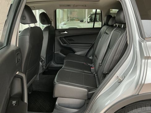 Used 2021 Volkswagen Tiguan SE w/ Panoramic Sunroof Package image 18