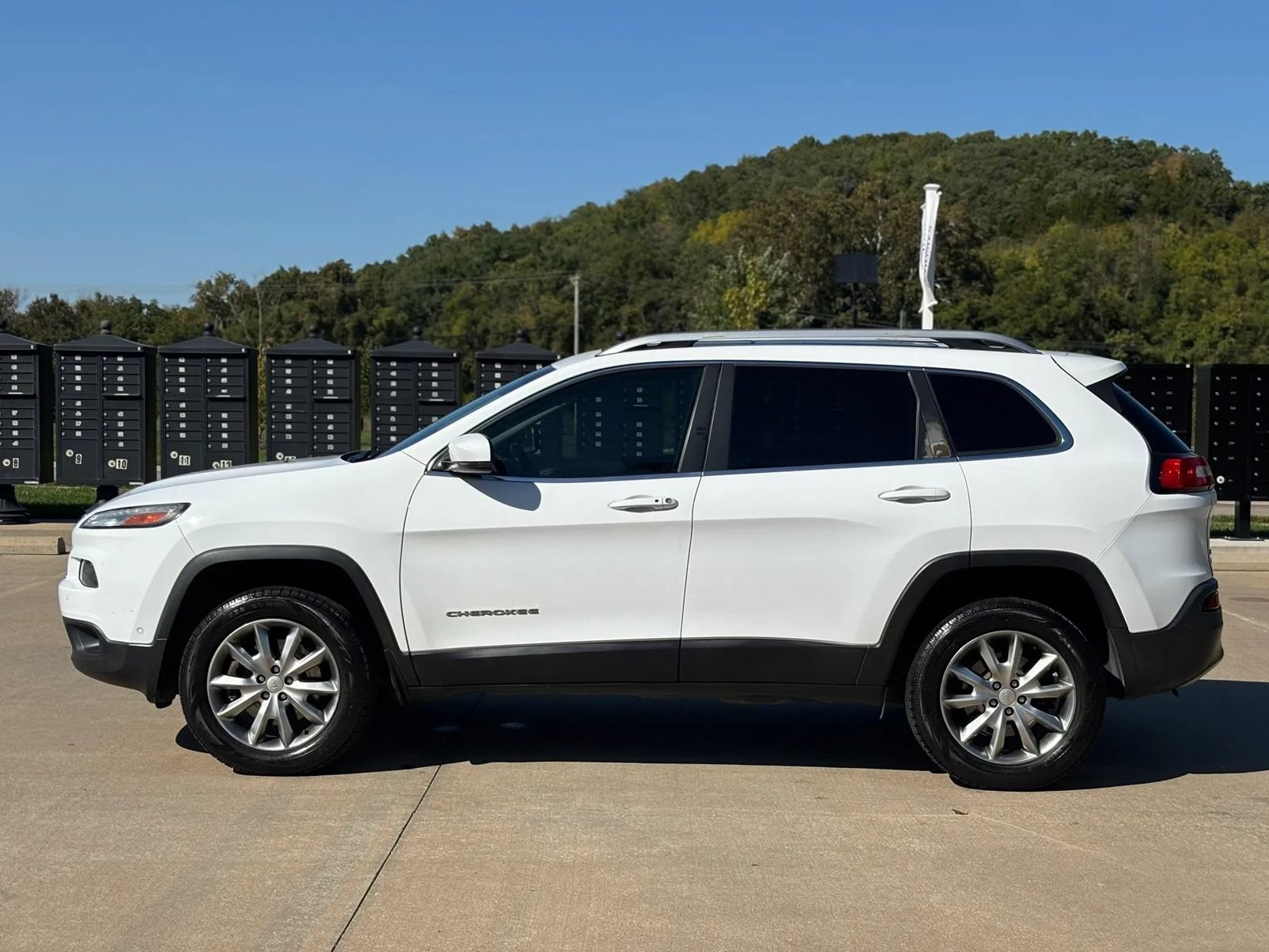 Used 2018 Jeep Cherokee Limited w/ Technology Group AWD/4WD image 9