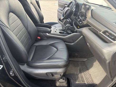 Used 2024 Toyota Highlander XLE AWD/4WD image 30