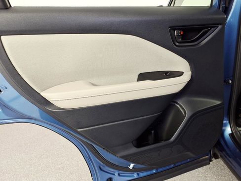 Certified 2025 Subaru Forester image 24