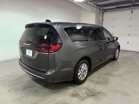 Used 2023 Chrysler Pacifica Touring-L image 6