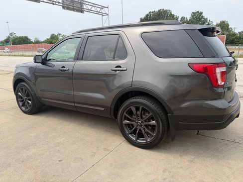 Used 2018 Ford Explorer XLT w/ Equipment Group 202A AWD/4WD image 9