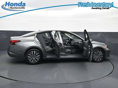 Used 2025 Nissan Altima 2.5 SV FWD image 40