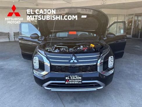 Used 2025 Mitsubishi Outlander AWD image 26