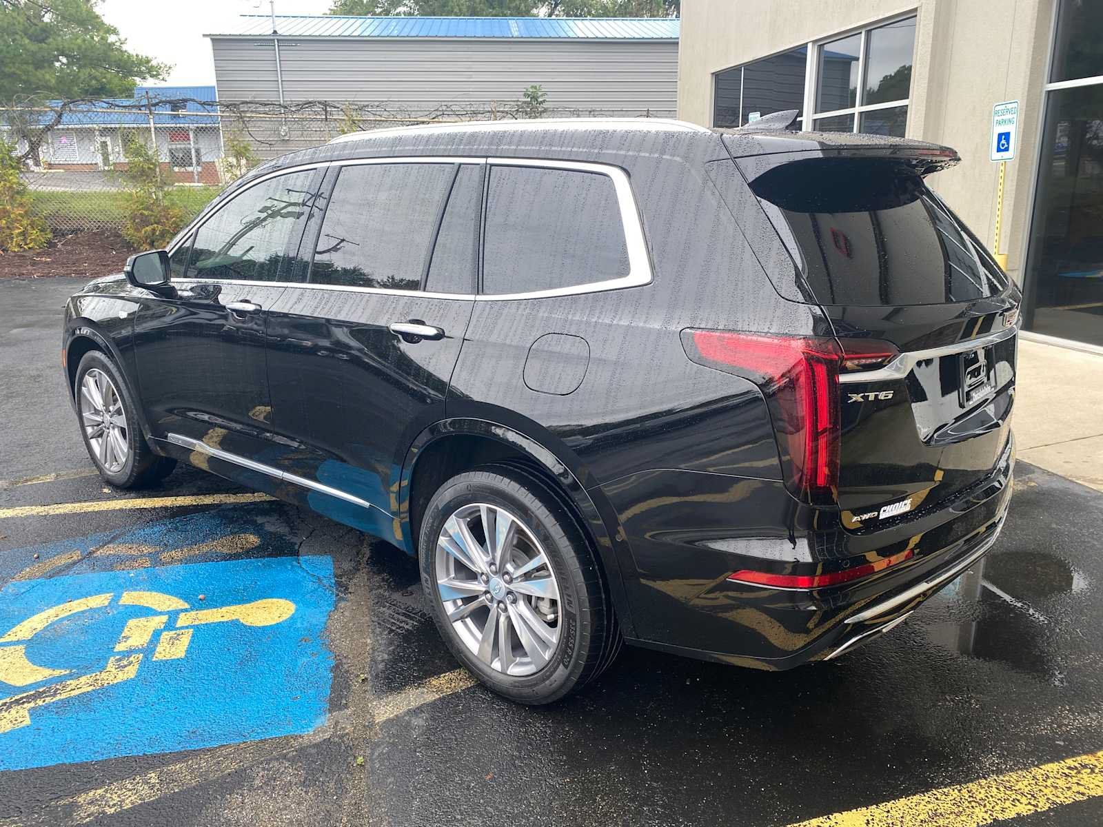 Used 2023 Cadillac XT6 Premium Luxury w/ Technology Package AWD/4WD image 3