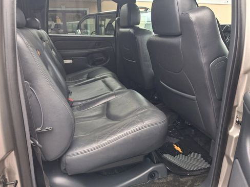 Used 2002 Chevrolet Avalanche 2500 w/ Convenience Pkg AWD/4WD image 20