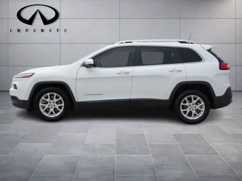 Used 2017 Jeep Cherokee Latitude w/ Comfort/Convenience Group FWD image 4