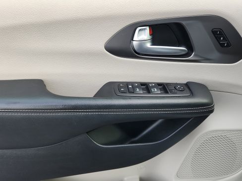 Used 2024 Chrysler Pacifica Touring-L image 8