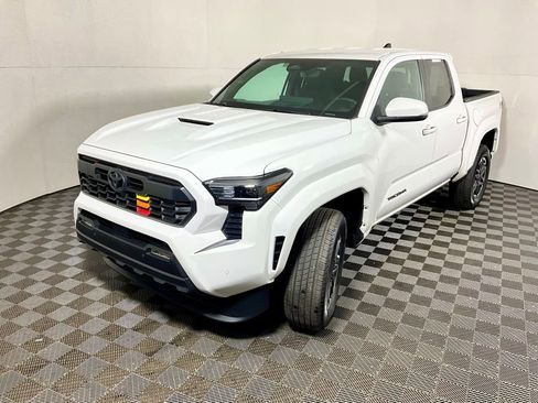 Used 2024 Toyota Tacoma TRD Sport w/ TRD Sport Upgrade Package image 12