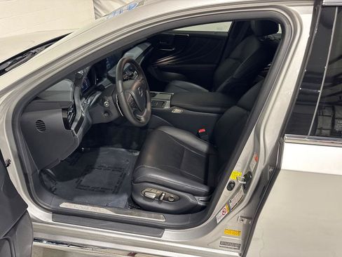Used 2018 Lexus LS 500 w/ Accessory Package (Z1) RWD image 38
