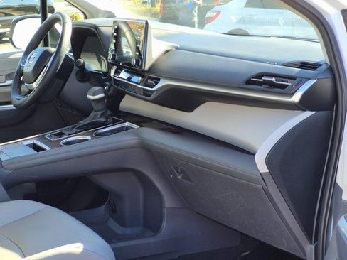 Used 2022 Toyota Sienna XLE image 24