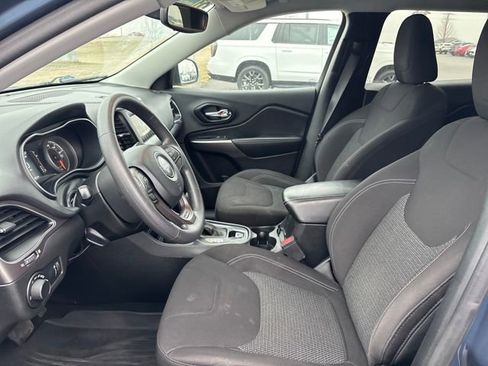 Used 2021 Jeep Cherokee Latitude w/ Mopar Interior Package AWD/4WD image 9
