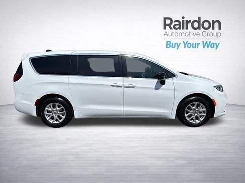 Used 2025 Chrysler Pacifica Select FWD image 8