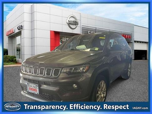 Used 2023 Jeep Compass Latitude AWD/4WD image 4