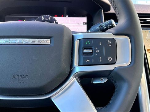 Used 2024 Land Rover Discovery S image 18