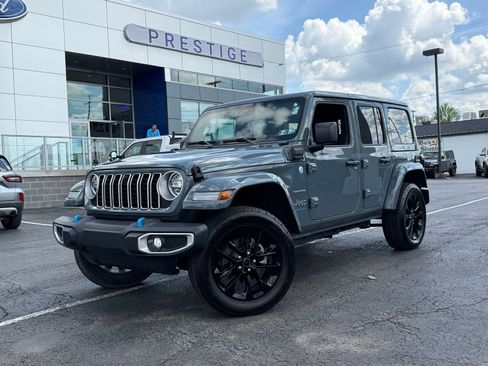 Used 2024 Jeep Wrangler Unlimited Sahara w/ Technology Group AWD/4WD image 18