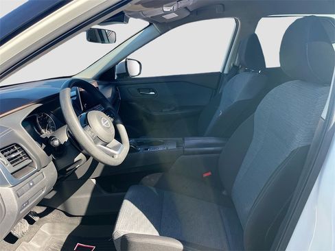 Used 2023 Nissan Rogue SV image 7