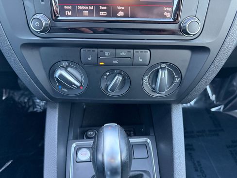 Used 2017 Volkswagen Jetta SE image 14