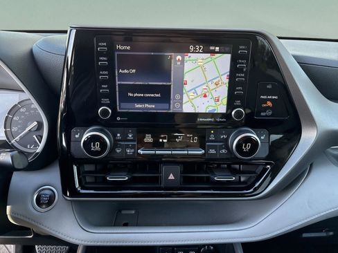 Used 2020 Toyota Highlander XLE image 30