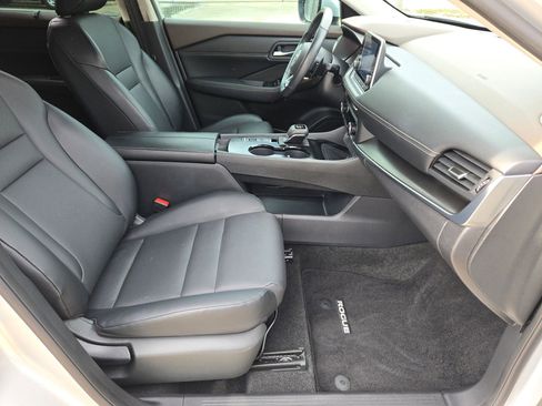 Used 2023 Nissan Rogue SV w/ SV Premium B Package image 28