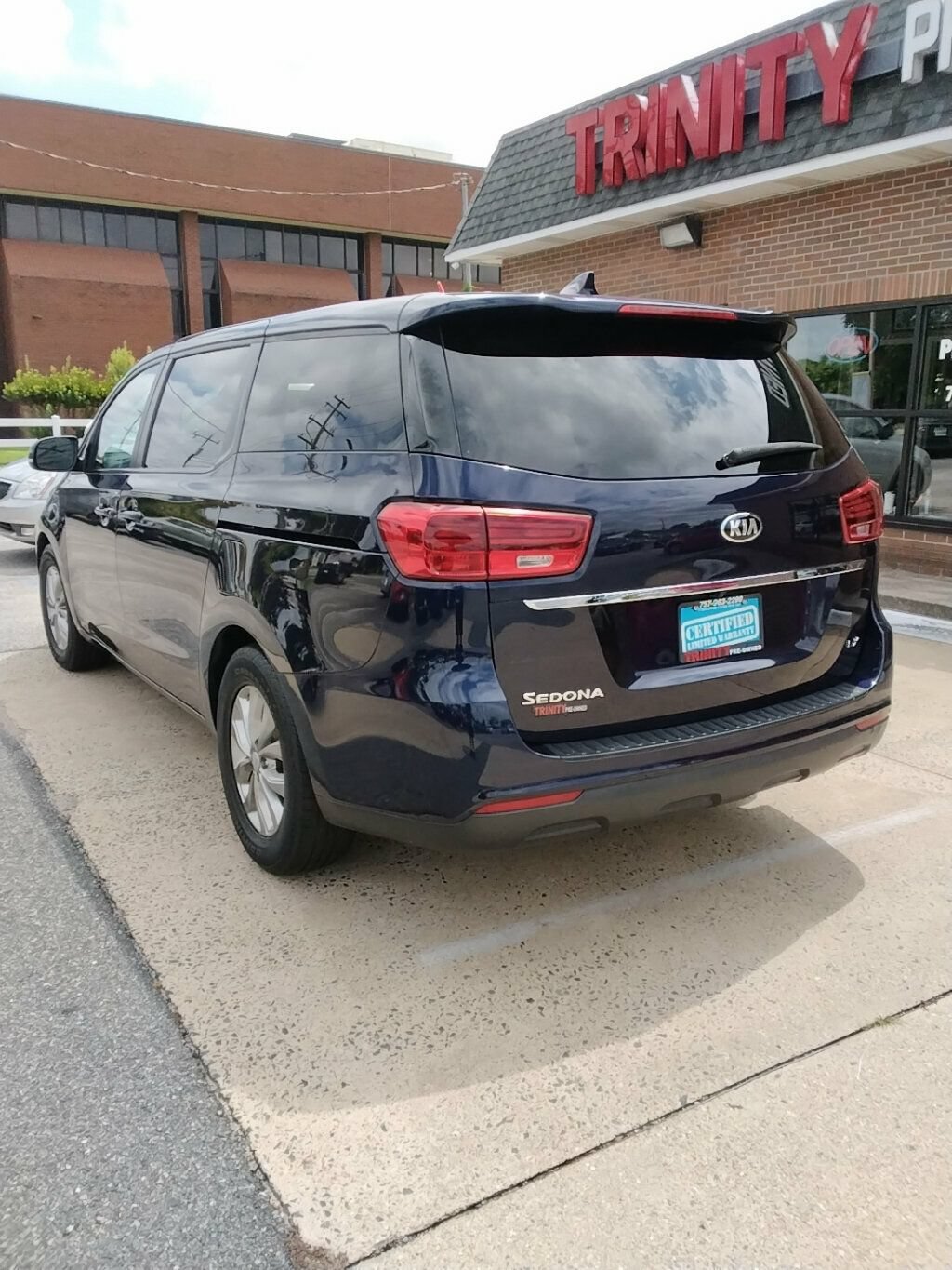 Used 2021 Kia Sedona LX FWD image 2