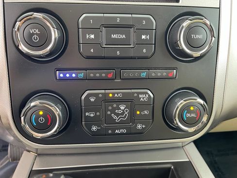 Used 2016 Ford Expedition XLT w/ Equipment Group 202A AWD/4WD image 29