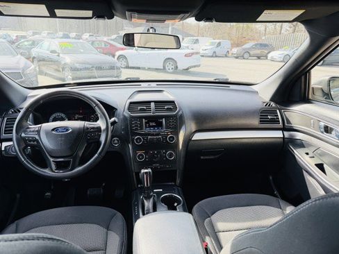 Used 2018 Ford Explorer XLT image 7