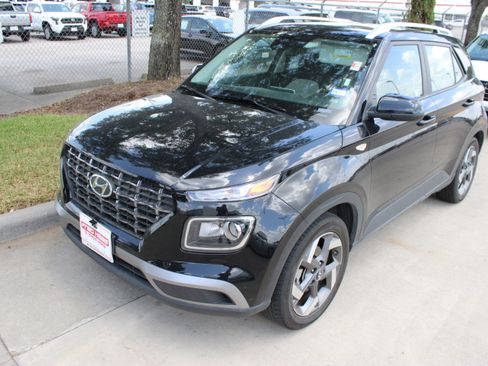 Used 2025 Hyundai Venue SEL FWD image 6