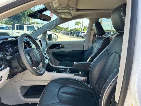 Used 2023 Chrysler Pacifica Limited AWD/4WD image 9