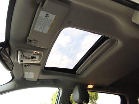 Used 2024 Toyota Sienna XLE FWD image 23