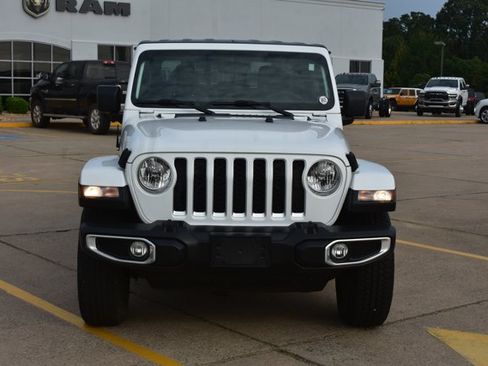 Used 2023 Jeep Gladiator Overland w/ Cold Weather Group AWD/4WD image 2
