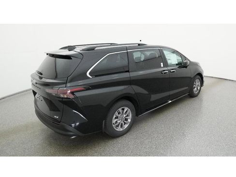 New 2026 Toyota Sienna XLE image 9