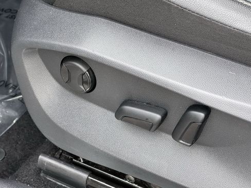 Used 2023 Volkswagen Tiguan SE R-Line image 17