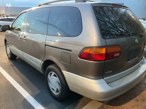 Used 1998 Toyota Sienna LE image 8
