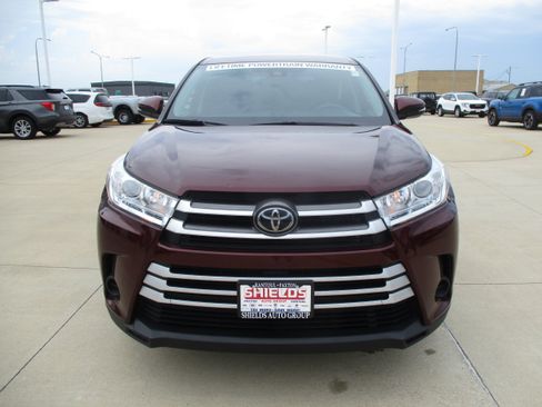 Used 2019 Toyota Highlander LE AWD/4WD image 10