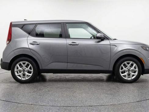 Used 2025 Kia Soul LX w/ LX Technology Package FWD image 11