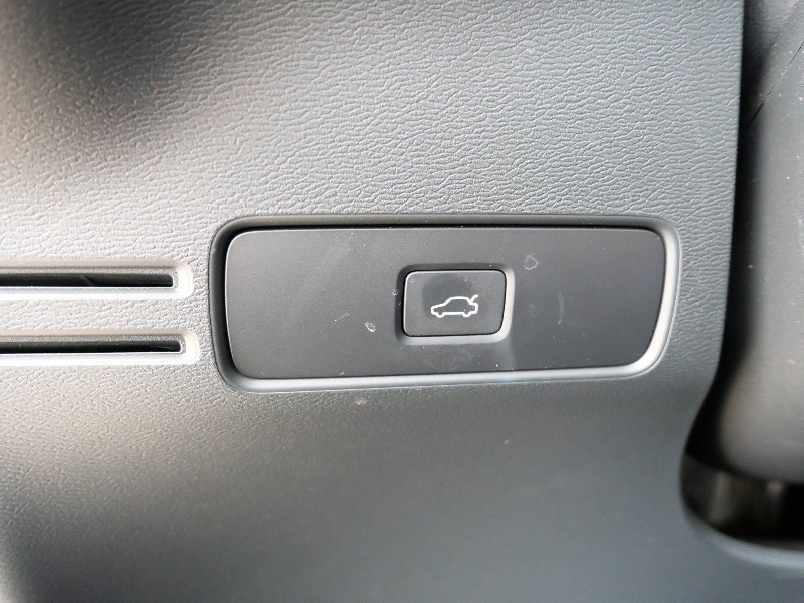 Used 2023 Volvo XC40 Recharge Plus w/ Protection Package Premier AWD/4WD image 27
