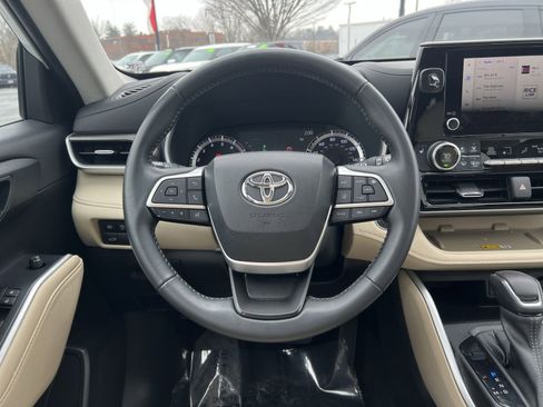 Used 2023 Toyota Highlander XLE image 16