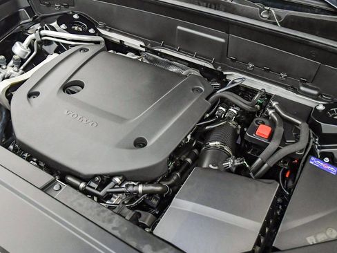 Certified 2025 Volvo XC90 B6 Plus image 28