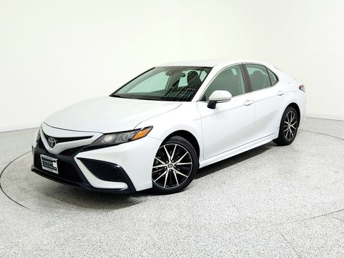 Used 2024 Toyota Camry SE image 1