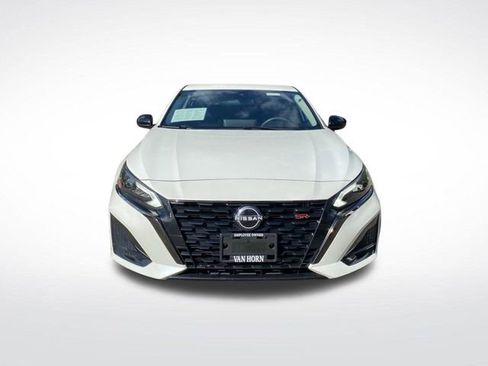 Used 2023 Nissan Altima 2.5 SR w/ SR Premium Package image 12