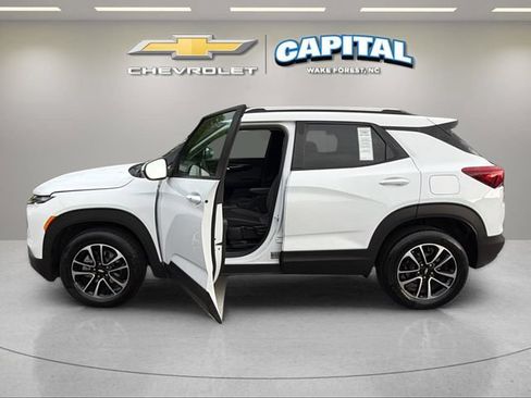 Used 2025 Chevrolet TrailBlazer LT AWD/4WD image 3
