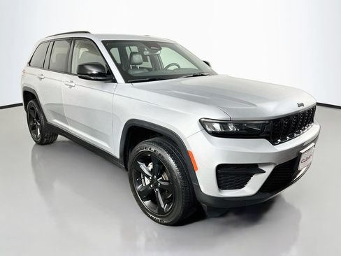 Used 2022 Jeep Grand Cherokee Altitude AWD/4WD image 4