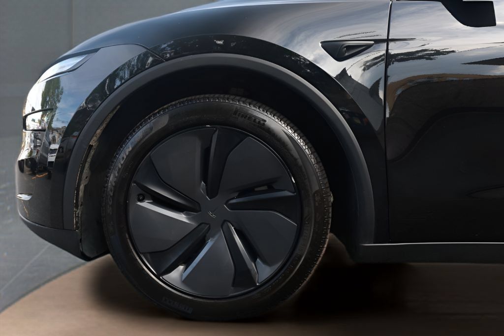Used 2026 Tesla Model Y Long Range RWD image 5