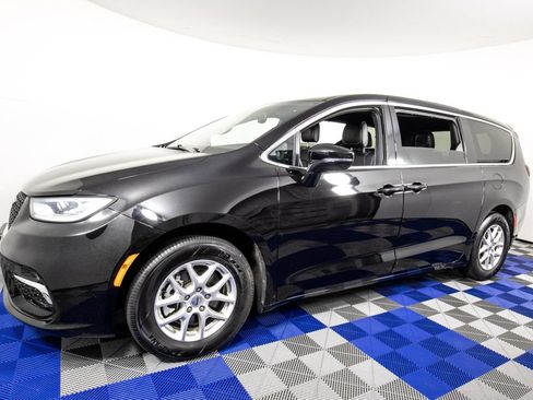 Used 2025 Chrysler Pacifica Select FWD image 1