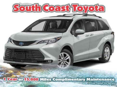 Used 2024 Toyota Sienna XLE Woodland Edition image 1