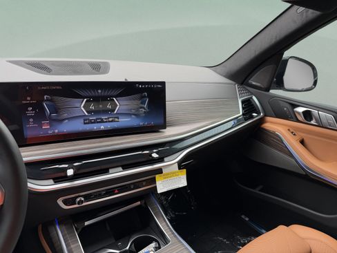 Used 2027 BMW X7 xDrive40i w/ M Sport Package AWD/4WD image 14