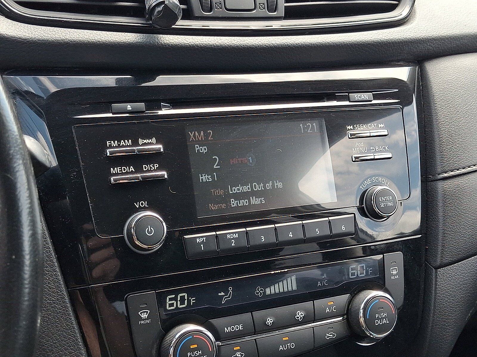Used 2017 Nissan Rogue SV AWD/4WD image 17
